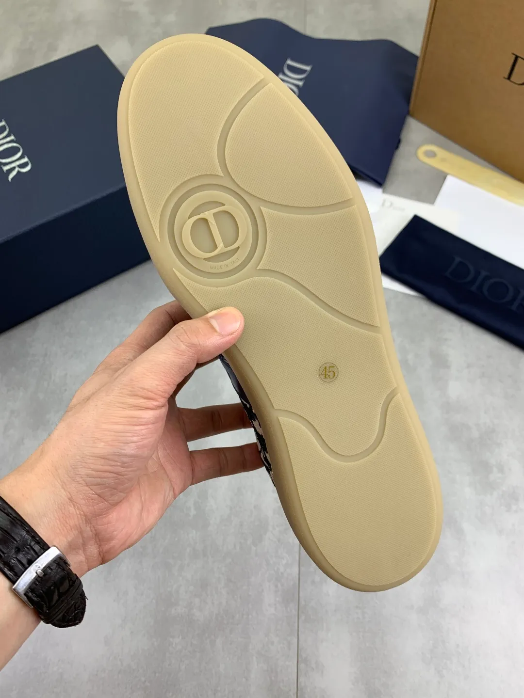 Men's men's shoes 💰P542 New Dior B01 top version of moral training shoes! ! ! White first-layer cowhide, fully oiled upper, original TPU molded outsole. New to the Fall 2025 collection, this sneaker marks the return of Dior’s classic style, reinterpreted in a stylish and elegant silhouette. Crafted from white smooth first-grain cowhide with a tonal silk sheepskin lining, it features the Dior logo on the tongue and inner sides, and a CD icon on the heel. Paired with Tpu anti-slip soles of the same color, it can be matched with various styles to create a sophisticated look.  Code number: 39-45 Complete package with airplane box